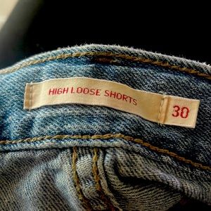 LEVI’S | HIGH LOOSE SHORTS (30/8/10)